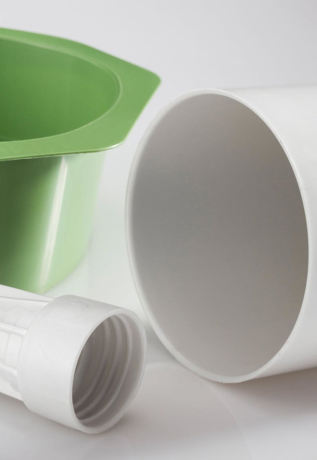 Zwei Varianten des kompostierbaren und teilweise biobasierten Kunststoffs ecovio® (BASF): die Type ecovio T2308 für Thermoformen, für Spritzgießen eignet sich IS1335. Fotos: BASF