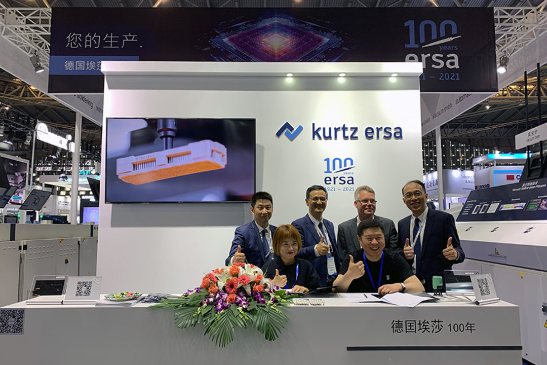 Das Team von Kurtz Ersa Asia auf der NEPCON China 2021 (hinten v.l.n.r.): Area Sales Manager Jim Guo, General Manager David Chen, Technical Key Account Manager Mark Dagelinckx und Vice General Manager Gerald Xie – im Vordergrund unser Kunde von QingDao Das Team von Kurtz Ersa Asia auf der NEPCON China 2021 (hinten v.l.n.r.): Area Sales Manager Jim Guo, General Manager David Chen, Technical Key Account Manager Mark Dagelinckx und Vice General Manager Gerald Xie – im Vordergrund unser Kunde von QingDao Zh