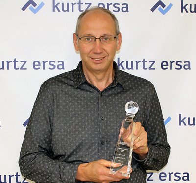 Albrecht Beck, Geschäftsführer Kurtz Ersa, Inc., mit dem GLOBAL Technology Award für die Ersa EXOS 10/26