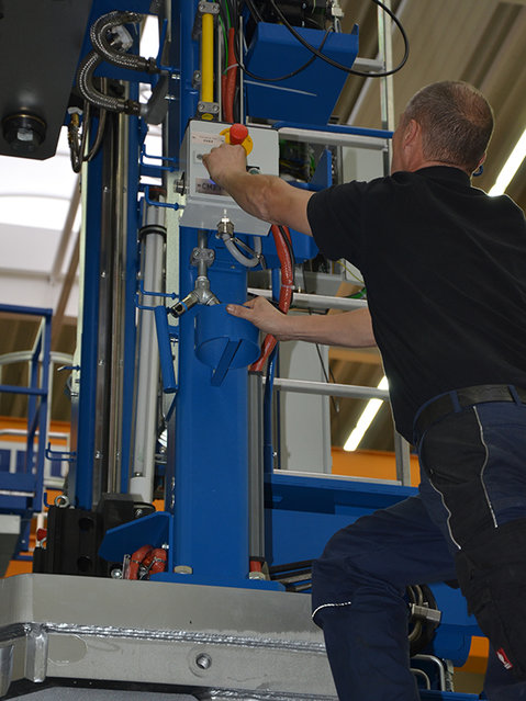 Kurtz Ersa Techniker bei der Montage einer Niederdruckgießmaschine Kurtz Ersa Techniker bei der Montage einer Niederdruckgießmaschine