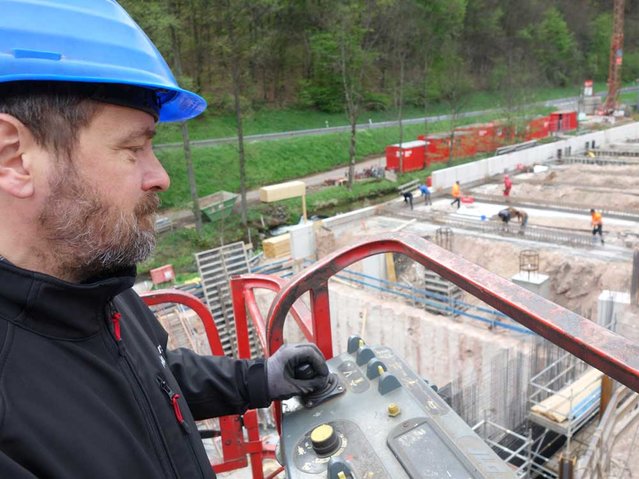 Horst Ostrowski, Leiter Instandhaltung und Werksplanung Kurtz Eisengießerei, hat viel mit dem Smart-Foundry-Projekt um die Ohren - zum Ausgleich geht er gern mal in die Luft Horst Ostrowski, Leiter Instandhaltung und Werksplanung Kurtz Eisengießerei, hat viel mit dem Smart-Foundry-Projekt um die Ohren - zum Ausgleich geht er gern mal in die Luft