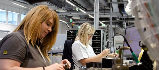 Mitarbeiterinnen in der Elektronikfertigung bei KEBA