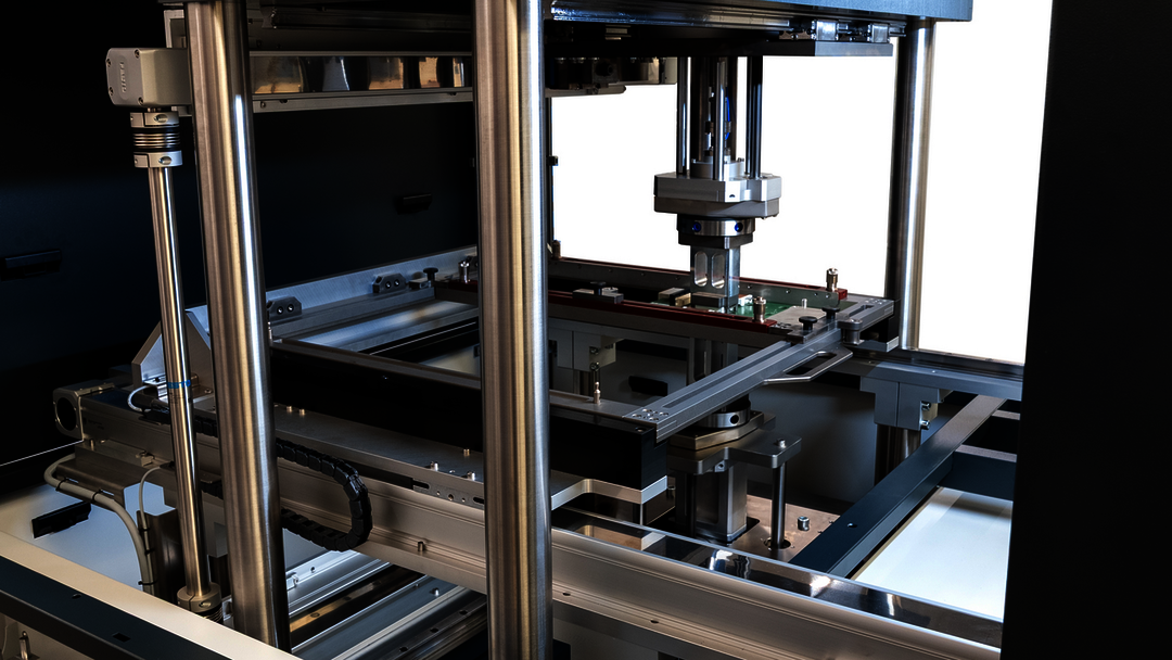 Maschine positioniert selbständig und führt Einpressvorgänge reproduzierbar durch Maschine positioniert selbständig und führt Einpressvorgänge reproduzierbar durch