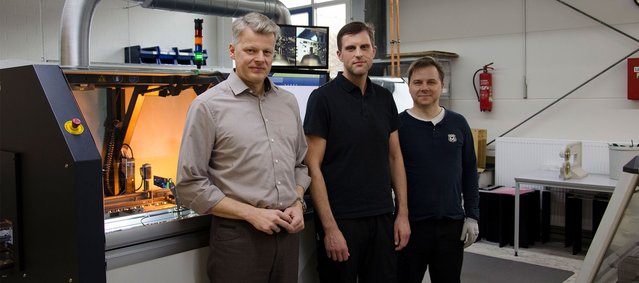 Zufrieden mit der VERSAFLOW 4/55 (v.l.): Reinhard Probandt, Geschäftsführer Ertron GmbH, Thomas Wohlgemuth, Qualitätssicherung, und Pjotr Cieslak, der Mann an der Maschine