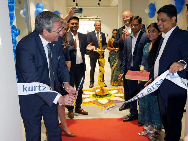 Rainer Krauss und Sameer Verma (re. vorn) beim Durchschneiden des Bandes für das neue India-Office