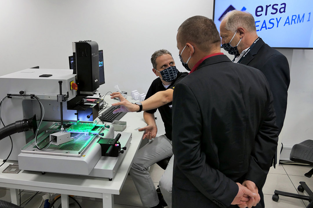 Im Bereich Reparaturlöten bietet Ersa die komplette Palette vom preiswerten Einstiegsmodell bis zum vollautomatischen System für XL-große Elektronikbaugruppen. Die hohe Prozess-Sicherheit der Systeme beeindruckte Im Bereich Reparaturlöten bietet Ersa die komplette Palette vom preiswerten Einstiegsmodell bis zum vollautomatischen System für XL-große Elektronikbaugruppen. Die hohe Prozess-Sicherheit der Systeme beeindruckte