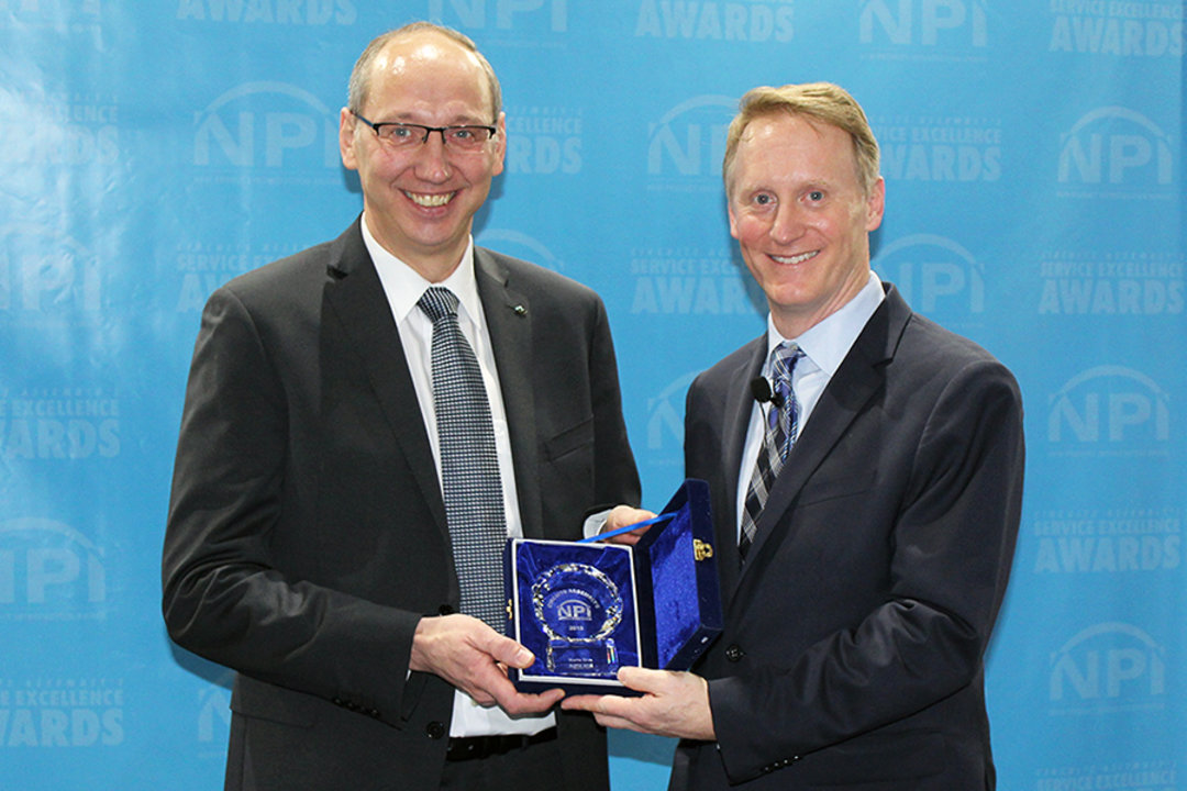 Selektivlöten im Großformat und in Topqualität: NPI-Award-Preisträger VERSAFLOW 4 XL. Ebenfalls ausgezeichnet: das Rework-System HR 600 XL zur hochwertigen Reparatur großer Elektronikbaugruppen bis 625 x 625 mm Selektivlöten im Großformat und in Topqualität: NPI-Award-Preisträger VERSAFLOW 4 XL. Ebenfalls ausgezeichnet: das Rework-System HR 600 XL zur hochwertigen Reparatur großer Elektronikbaugruppen bis 625 x 625 mm