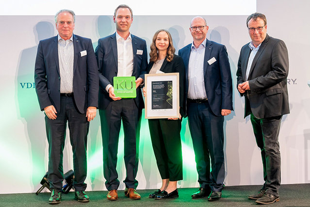Nahmen stellvertretend den IKU entgegen (v.l.): Uwe Rothaug (Geschäftsführer), Matthias Hofmann (Geschäftsführer), Projektleiterin Lisa Knoops und Ralph Knecht (CEO); re.: Oliver Krischer, Parlamentarischer Staatssekretär im BMWK - Foto: Christian Kr Nahmen stellvertretend den IKU entgegen (v.l.): Uwe Rothaug (Geschäftsführer), Matthias Hofmann (Geschäftsführer), Projektleiterin Lisa Knoops und Ralph Knecht (CEO); re.: Oliver Krischer, Parlamentarischer Staatssekretär im BMWK - Foto: Christian Kruppa