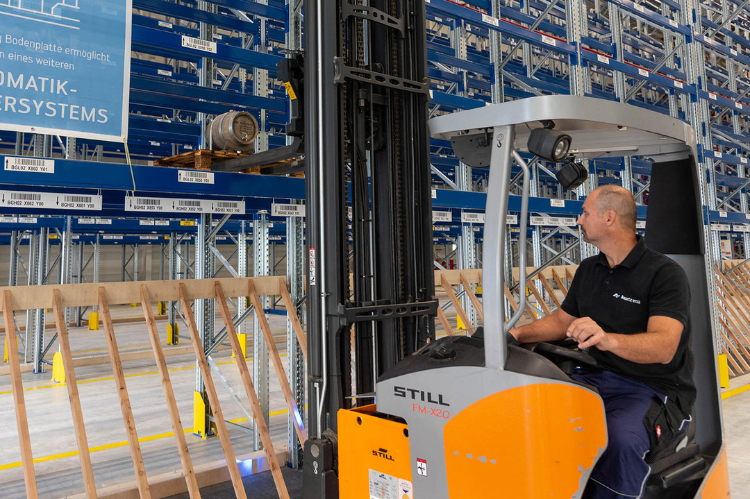 Ordnungsgemäße Einlagerung der ersten Position im frisch eingeweihten Erweiterungsbau der Kurtz Ersa Logistik