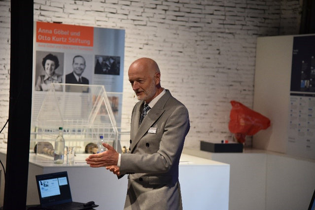 Dr.-Ing. Albrecht Reuter, Geschäftsführer der Fichtner IT Consulting GmbH aus Stuttgart, bei seinem Vortrag „Zero Emission“ in Hasloch Dr.-Ing. Albrecht Reuter, Geschäftsführer der Fichtner IT Consulting GmbH aus Stuttgart, bei seinem Vortrag „Zero Emission“ in Hasloch