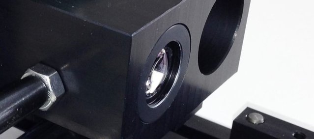Die umschaltbare Optik für variable Vergrößerung stellt eine Besonderheit des Reworksystems dar