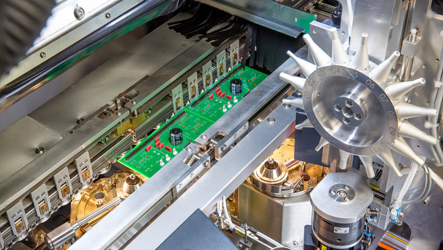 Der Revolver des automatischen Düsenwechslers der VERSAFLOW FIVE kann mit 16 Lötdüsen bestückt werden, die ohne manuellen Eingriff im Löttiegel eingesetzt werden können Der Revolver des automatischen Düsenwechslers der VERSAFLOW FIVE kann mit 16 Lötdüsen bestückt werden, die ohne manuellen Eingriff im Löttiegel eingesetzt werden können