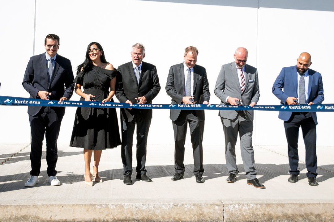 „Ribbon Cutting“ bei der Eröffnung des neuen Kurtz Ersa-Standorts in Mexiko (v.l.). Vincent Kurtz, Paulina Cordero, Rainer Kurtz, Michael Fischer, Albrecht Beck und Marcelino Espelosin „Ribbon Cutting“ bei der Eröffnung des neuen Kurtz Ersa-Standorts in Mexiko (v.l.). Vincent Kurtz, Paulina Cordero, Rainer Kurtz, Michael Fischer, Albrecht Beck und Marcelino Espelosin