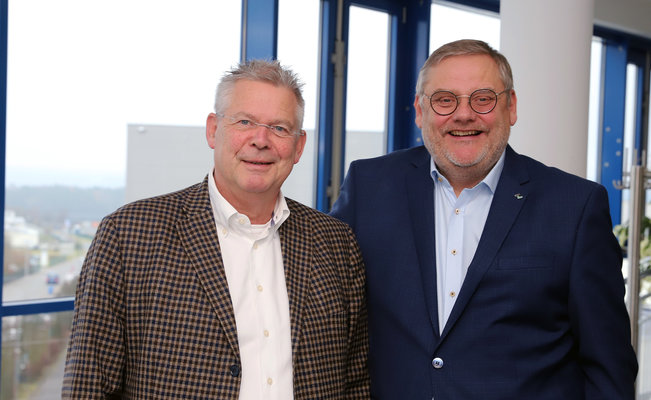 Pressekonferenz im Dezember 2025 bei Kurtz Ersa: Rainer Kurtz, Vorsitzender des Kurtz Ersa-Beirats (li.), und Kurtz Ersa-CEO Thomas Mühleck