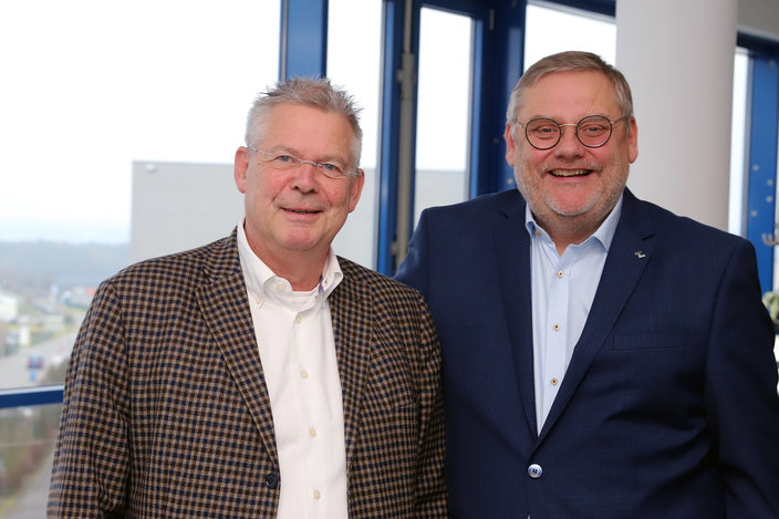 Pressekonferenz im Dezember 2025 bei Kurtz Ersa: Rainer Kurtz, Vorsitzender des Kurtz Ersa-Beirats (li.), und Kurtz Ersa-CEO Thomas Mühleck Pressekonferenz im Dezember 2025 bei Kurtz Ersa: Rainer Kurtz, Vorsitzender des Kurtz Ersa-Beirats (li.), und Kurtz Ersa-CEO Thomas Mühleck