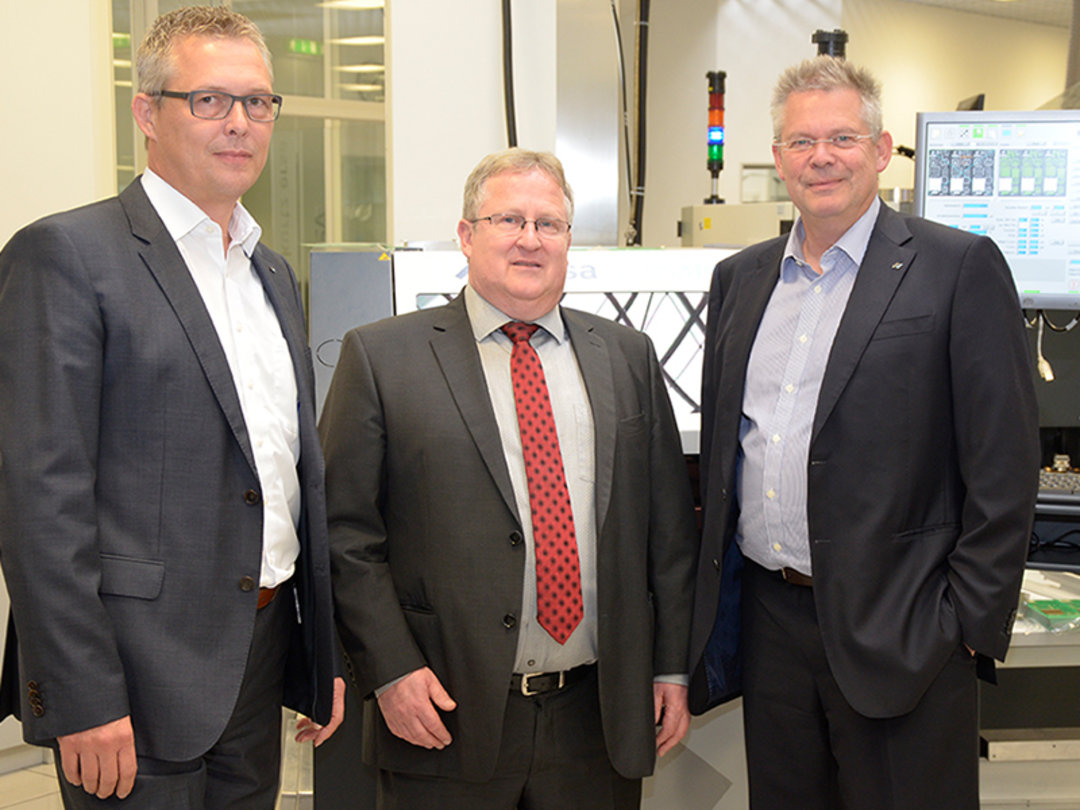 Erfolgreiche Kooperation: Reinhard Foegelle, Geschäftsführer der Dr. Farassat-Stiftung (Mi.), mit Ersa Entwicklungsleiter Michael Schäfer (li.) und Ersa CEO Rainer Kurtz