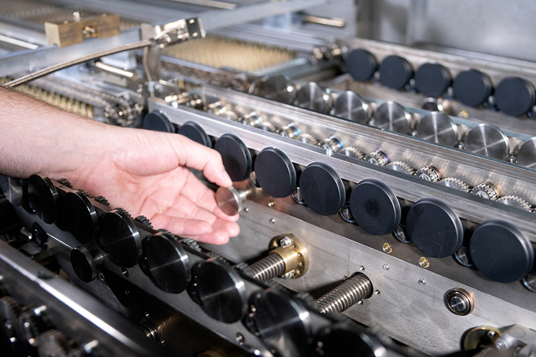 Optimale Temperaturprofile durch mittelwellige Heizstrahler im Vakuummodul. Dessen schmiermittelfreier Rollentransport ist extrem wartungsfreundlich ist und lässt sich mit wenigen Handriffen ohne Werkzeug entnehmen Optimale Temperaturprofile durch mittelwellige Heizstrahler im Vakuummodul. Dessen schmiermittelfreier Rollentransport ist extrem wartungsfreundlich ist und lässt sich mit wenigen Handriffen ohne Werkzeug entnehmen
