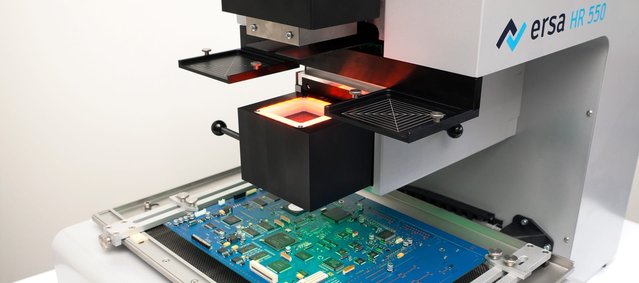  Das Hybrid-Reworksystem erlaubt eine hochgenaue Bauteilplatzierung mit Krafterkennung, auch weil es eine ergonomisch günstige Anordnung der Bedienelemente an der Vorderseite des Geräts aufweist