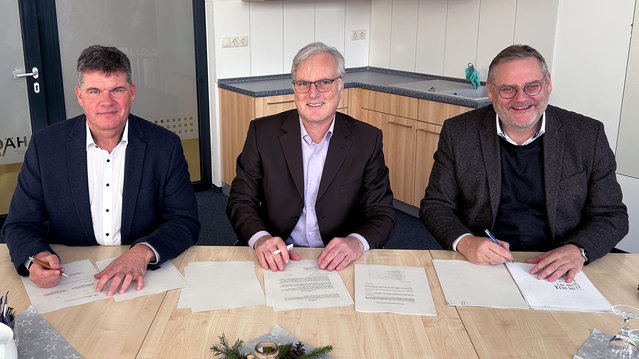 Vertragsunterschrift in Waltershausen (v.l.): Gerrit Häcker, Hubert Baren und Thomas Mühleck Vertragsunterschrift in Waltershausen (v.l.): Gerrit Häcker, Hubert Baren und Thomas Mühleck