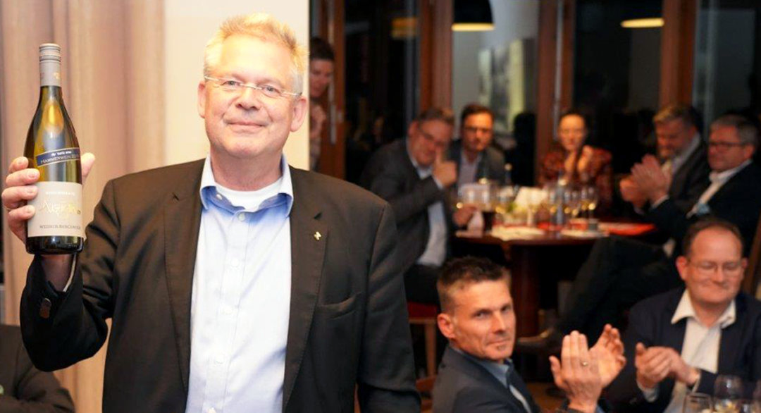 CEO Rainer Kurtz präsentiert den HAMMERWEIN 2019: der „Weiße Burgunder 2017“ vom Weingut Augustin aus dem fränkischen Sulzfeld CEO Rainer Kurtz präsentiert den HAMMERWEIN 2019: der „Weiße Burgunder 2017“ vom Weingut Augustin aus dem fränkischen Sulzfeld