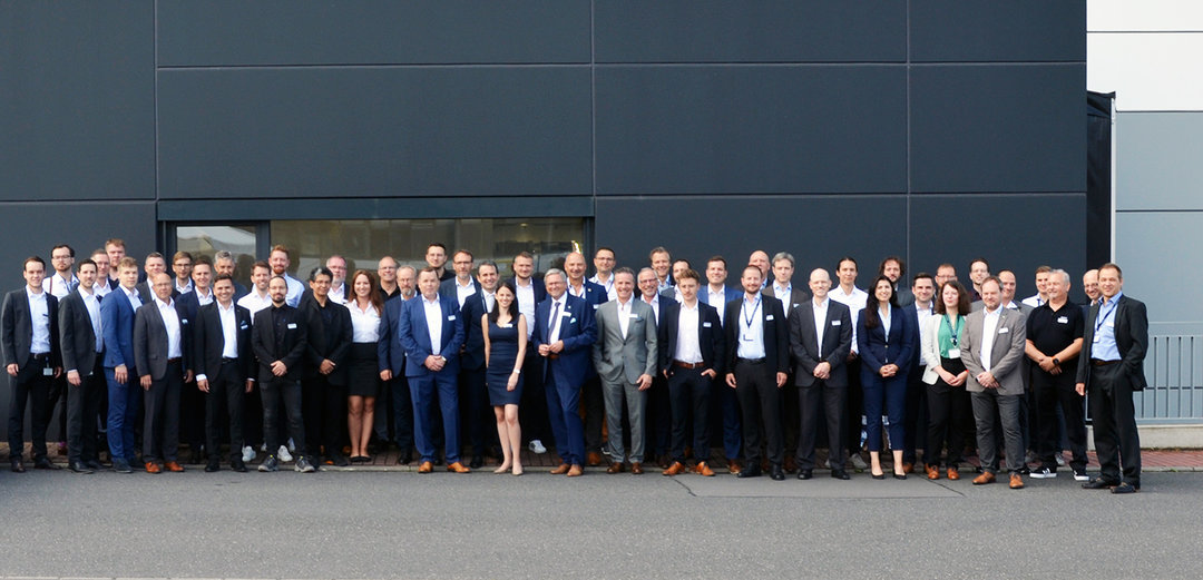 Die Teilnehmer des 2023er Technologieforums vor dem Ersa Standort in Wertheim