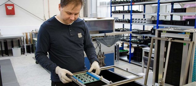 Baugruppe wird in einen Lötrahmen eingespannt