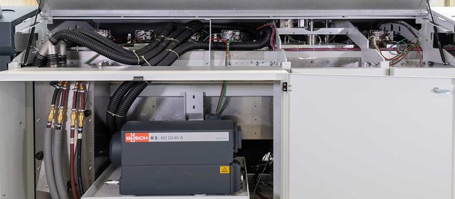 Die komplette Vakuumeinheit ist mit Schnellverschlüssen ausgestattet und auf einem beweglichen Modul montiert, das einfach und schnell aus der Anlage gefahren werden kann